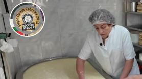 Encarni, la quesera del cabrales más caro del mundo: "Si los aprietas quedan blancos por dentro; tienen que quedar huecos para que entre el penicillium"
