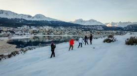 Mientras España se derrite a más de 40 grados, nieva junto al mar en Argentina por primera vez en más de 30 años