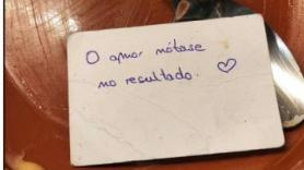 Dejan una nota en un bar y la respuesta de los dueños deja ver una realidad que muchos critican: "El texto del restaurante preocupa"