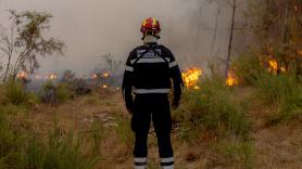 Tomaban el sol ante un incendio gigantesco y su foto indignó a medio mundo: "¿Habríamos actuado nosotros de otra manera?"