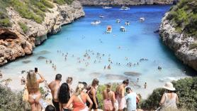 Josefa, residente en Mallorca: "Es imposible ir un domingo a la playa, no cabe un alfiler"