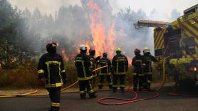 La realidad tras el impactante vídeo de unos bomberos franceses que ha dado la vuelta al mundo: "¿Héroe o temerario?"