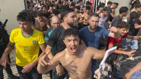 Cientos de migrantes entran en Ceuta a pie por el espigón fronterizo