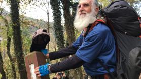 Dale, el senderista de 91 años que quiere recuperar su récord recorriendo 3.500 kilómetros a pie: "Hoy es un día para no caerse"