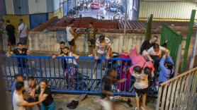"Mira, mira, mira los cuerpos tirados en la puerta de mi negocio": los vecinos de Ceuta narran el "caos" y el "miedo" de una ciudad con el cierre echado