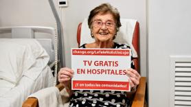Rosita, la anciana de 94 años que ya reúne 40.000 firmas para que la tele sea gratis en los hospitales públicos: "Distrae mucho, pero cuesta 25 euros la semana"