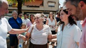 Ayuso llega a Pelayos de la Presa y lo que le suelta un vecino afectado por el incendio arrasa: "Llevo 20 años viendo cómo se manifiestan los forestales"