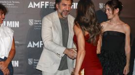 Letizia deslumbra junto a Javier Bardem en la clausura del Atlántida Film Fest: de su saludo a la reivindicación del actor sobre la crisis migratoria