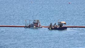 Un dispositivo neumático de 500 metros y con faldón antibuceo: así es la barrera colocada en Ceuta