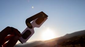 La OCU lanza un comunicado avisando a los consumidores antes de adquirir gafas para el eclipse