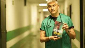 Martín Torres, médico de urgencias y autor de 'La enfermera', el thriller del verano: "Mi peor pelea fue trabajando, me defendía de la agresión de un paciente"