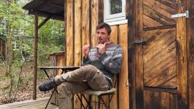 Un funcionario de urbanismo deja su empleo y se construye por 12.000 euros una casa de 16 metros cuadrados en el bosque