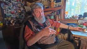 Iván, 84 años, el pintor que lleva 40 años aislado en una cabaña: "La gente está mal porque no sabe vivir su mal momento. Un mal momento tienes que vivirlo"