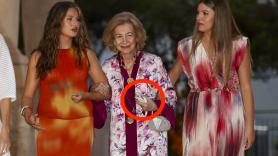 Esta foto de la reina Sofía con sus nietas Leonor y Sofía da que hablar por un detalle: "¿Qué lleva la reina Sofía en la mano izquierda?"