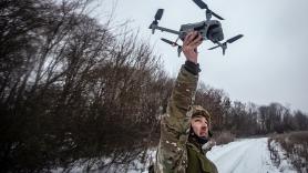 Ucrania combate con drones que siguen solos hasta el objetivo cuando Rusia les corta la señal: un humano elige el blanco y la máquina termina el trabajo