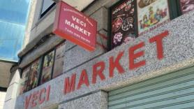 El dueño de un bazar de Orihuela coloca un cartel con sus vacaciones y la gente alucina: "Y todavía ponen disculpen las molestias"