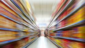 Un triatleta de 25 años corre una maratón entera dentro de un supermercado: 153 vueltas, 1.377 curvas y un plátano de la frutería para reponer fuerzas