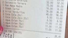 Enseña la cuenta que le traen en un bar en primera línea de playa y le llueven los comentarios: "Yo veo esos precios y no entro"