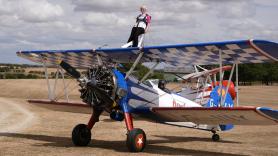 Betty, 97 años, bate su récord Guinness volando atada al ala de una avioneta un año después de un ictus: "Me aburriría de la vida si no"