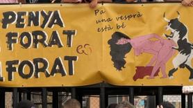 Denuncian el logo sexista de una peña taurina de Sagunto: "Un agujero es un agujero"