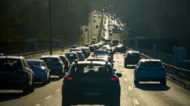 "No conduzca con gafas de eclipse": la DGT estrena media docena de mensajes de paneles inéditos en las carreteras españolas para el 12 de agosto