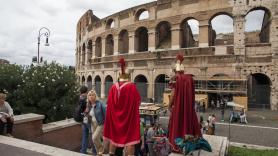 Franco, 69 años, construye un falso teatro romano y cobra 40 euros a los turistas por visitarlo