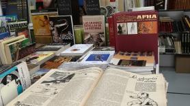 Compran el libro, lo despiezan página a página, lo escanean y lo destruyen: así alimenta sus modelos la industria de la IA, según una investigación