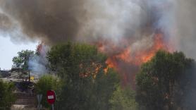 Las autoridades confían en la Sierra Engarcerán y algunos desalojos por un incendio forestal