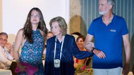 Tres curiosidades de la salida de los reyes en Palma: Leonor cariñosa con su abuela, el vestido blanco de Letizia y la pulsera de abalorios de Sofía