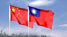 Hormigoneras, apisonadoras y excavadoras: así hace Taiwán ejercicios militares para ensayar un posible ataque de China a sus bases aéreas