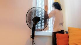 Marina, obligada a cerrar las ventanas de casa por los sistemas de refrigeración de una tienda en el mismo edificio: "En la habitación de mi hijo hace 45 grados"