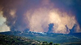 El incendio de Niebla suma ya 8.000 hectáreas afectadas y un perímetro de 44 kilómetros: el humo avanza hacia Sevilla