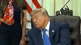 Las cámaras de la Casa Blanca vuelven a pillar a Trump a punto de roncar en pleno acto oficial: "Está KO"