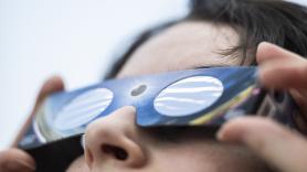 Eclipse solar total hoy, en directo: cómo verlo, dónde quedan gafas especiales, consejos, reacciones y toda la última hora