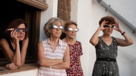El astrofísico Fernando Jáuregui explica qué hacer ahora con las gafas del eclipse