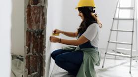 Margo, 34 años, construye sola una casa de 22 metros cuadrados: 38.000 euros, 15 meses de obra y jornadas de hasta 18 horas al salir del trabajo