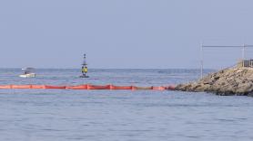 La Guardia Civil empieza a colocar una nueva barrera marítima en el dique sur de Melilla