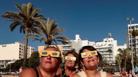 Y el día se hizo noche: el eclipse encandila a España en una tarde de anécdotas para recordar y pocos incidentes