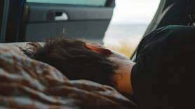 Cambia el hotel por dormir en el maletero de su Tesla: "No hay estrés por llegar a un vuelo o a un hotel"