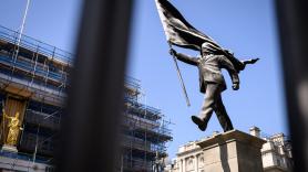 Londres dedica 175.000 euros a proteger y retirar tres murales de Banksy y la leyenda del arte urbano no se libra del viejo debate sobre vandalismo: "Debería pagar él"