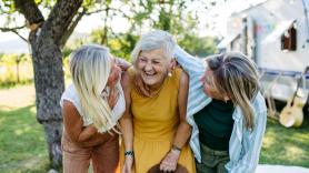 Jane, la abuela de 81 años que vive sola en una caravana en el jardín de su hija: "Es el paraíso en la Tierra"