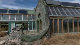Construyen una casa con neumáticos, latas y botellas que mantiene una temperatura de 20 °C todo el año sin aire acondicionado ni calefacción: el secreto detrás de sus paredes de 70 cm