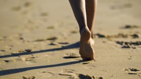 Tus paseos por la playa también pueden ser un entrenamiento diario, pero no vale caminar de cualquier manera