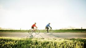 Cruzó Australia en bici a los 82 años junto a su nieto de 18 para recaudar 64.000 euros contra la ELA: falleció al día siguiente de llegar entre aplausos