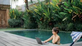 Tu empresa puede geolocalizarte para comprobar si teletrabajas desde la piscina, pero con dos condiciones: hacerlo solo en horario laboral y avisarte antes