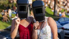 El eclipse dispara el miedo por el daño ocular: así aumentaron las búsquedas de "dolor ojos" en Google