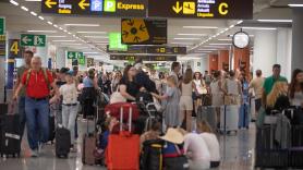 "Es una verdadera pesadilla": la interminable cola para coger un taxi en el aeropuerto de Palma que refleja la saturación de la isla