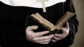 Unas monjas, en pie de guerra contra un ayuntamiento de Italia que les quiere arrebatar su chiringuito de playa: lo gestionan desde 1946 para financiar una escuela