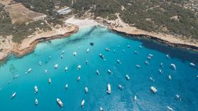 Indignación en dos calas de Ibiza y Formentera por la invasión de motos de agua y barcos: "Esto es una auténtica vergüenza"