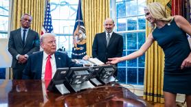 Natalie Harp se convierte en un dolor de cabeza para Trump: críticas demócratas a su asesora fiel... y ¿tensión con Melania?
